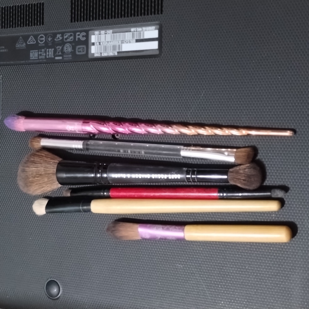 Small lot of makeup brushes Moda bare minerals Clinique smashbox shadow conceal